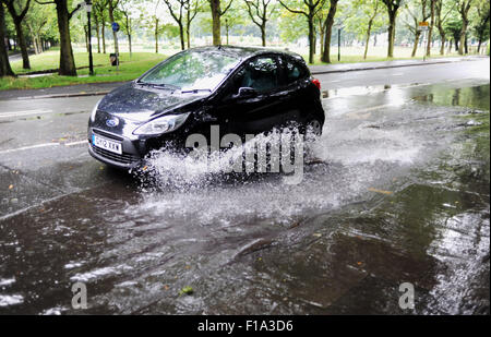 Brighton Regno Unito Lunedì 31 Agosto 2015 - un'auto aziona attraverso una strada allagata a Brighton inizio questo agosto lunedì festivo Foto Stock