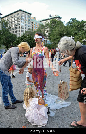 Artista Deborah Alejandra presso la Union Square Park a New York dove ha invitato i passanti bye per dipingere la sua. Foto Stock