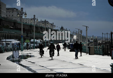 Brighton Regno Unito Lunedì 31 Agosto 2015 - un barlume di luce del sole attraverso le buie nubi sul lungomare di Brighton inizio questo Ferragosto lunedì mattina Foto Stock