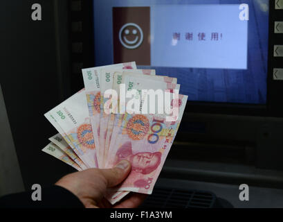 Shanghai, Cina. 28 Agosto, 2015. Renminbi banconote, la moneta ufficiale della Repubblica popolare cinese, sono visibili nella parte anteriore di un ATM in Cina a Shanghai, 28 agosto 2015. Foto: Jens Kalaene/dpa/Alamy Live News Foto Stock