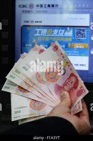 Shanghai, Cina. 28 Agosto, 2015. Renminbi banconote, la moneta ufficiale della Repubblica popolare cinese, sono visibili nella parte anteriore di un ATM in Cina a Shanghai, 28 agosto 2015. Foto: Jens Kalaene/dpa/Alamy Live News Foto Stock