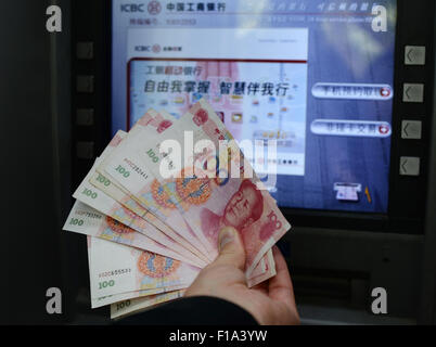 Shanghai, Cina. 28 Agosto, 2015. Renminbi banconote, la moneta ufficiale della Repubblica popolare cinese, sono visibili nella parte anteriore di un ATM in Cina a Shanghai, 28 agosto 2015. Foto: Jens Kalaene/dpa/Alamy Live News Foto Stock