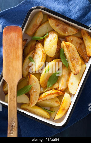Patate al forno cunei in smalto piatto di cottura Foto Stock