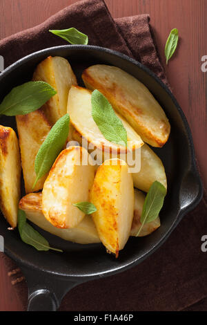 Patate al forno cunei in nero padella Foto Stock