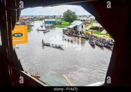 MTN segno mercato galleggiante in Ganvié, 'Venezia d'Africa", villaggio di palafitte sul lago vicino a Cotonou in Benin Foto Stock