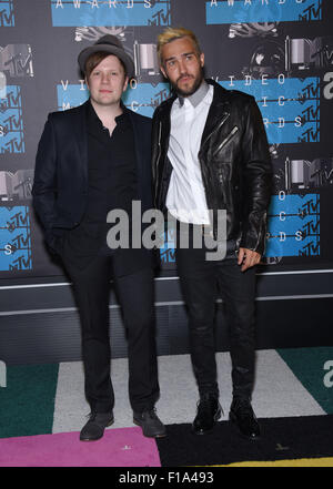 Los Angeles, California, USA. Il 30 agosto, 2015. Patrick Stump & Pete Wentz arriva per il 2015 MTV Video Music Awards presso il teatro di Microsoft. Credito: Lisa O'Connor/ZUMA filo/Alamy Live News Foto Stock