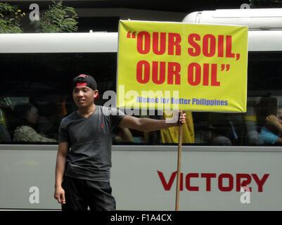 Makati City, Filippine. 31 Agosto, 2015. Un filippino detiene una targhetta durante un rally al di fuori del cinese ufficio consolare nel quartiere finanziario di Makati City, a sud di Manila, Filippine. Circa un centinaio di manifestanti picketed al di fuori del Consolato cinese sulle Filippine " gli eroi nazionali giorno di protesta della Cina di attività di bonifica nel Mare della Cina del Sud. Credito: Richard James Mendoza/Pacific Press/Alamy Live News Foto Stock