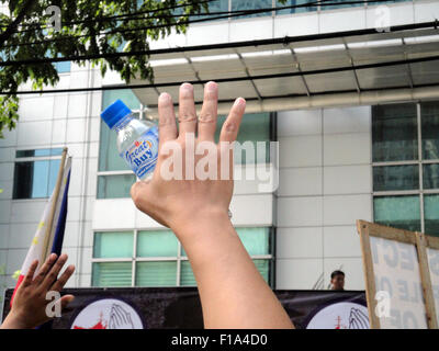 Makati City, Filippine. 31 Agosto, 2015. Un filippino solleva la sua mano in preghiera durante un rally al di fuori del cinese ufficio consolare nel quartiere finanziario di Makati City, a sud di Manila, Filippine. Circa un centinaio di manifestanti picketed al di fuori del Consolato cinese sulle Filippine " gli eroi nazionali giorno di protesta della Cina di attività di bonifica nel Mare della Cina del Sud. Credito: Richard James Mendoza/Pacific Press/Alamy Live News Foto Stock