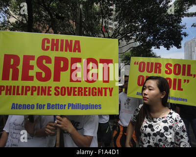 Makati City, Filippine. 31 Agosto, 2015. Un filippino detiene una targhetta durante un rally al di fuori del cinese ufficio consolare nel quartiere finanziario di Makati City, a sud di Manila, Filippine. Circa un centinaio di manifestanti picketed al di fuori del Consolato cinese sulle Filippine " gli eroi nazionali giorno di protesta della Cina di attività di bonifica nel Mare della Cina del Sud. Credito: Richard James Mendoza/Pacific Press/Alamy Live News Foto Stock