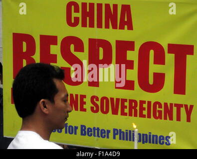 Makati City, Filippine. 31 Agosto, 2015. Un filippino detiene una candela durante un rally al di fuori del cinese ufficio consolare nel quartiere finanziario di Makati City, a sud di Manila, Filippine. Circa un centinaio di manifestanti picketed al di fuori del Consolato cinese sulle Filippine " gli eroi nazionali giorno di protesta della Cina di attività di bonifica nel Mare della Cina del Sud. Credito: Richard James Mendoza/Pacific Press/Alamy Live News Foto Stock