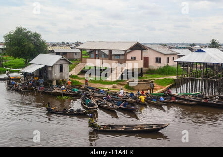 Mercato galleggiante in Ganvié, 'Venezia d'Africa", villaggio di palafitte sul lago vicino a Cotonou in Benin Foto Stock