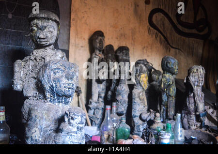 Statue Voodoo utilizzata per cerimonie voodoo in Abomey, Benin Foto Stock