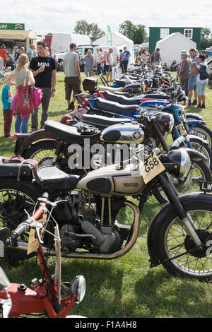 Il classico Moto esposti al pubblico la Earls Barton Rally e Paese Fayre 2015 NORTHAMPTON REGNO UNITO Foto Stock