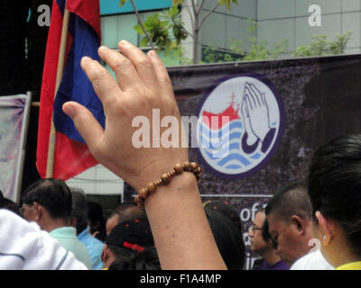 Makati City, Filippine. 31 Agosto, 2015. Un filippino solleva la sua mano in preghiera durante un rally al di fuori del cinese ufficio consolare nel quartiere finanziario di Makati City, a sud di Manila, Filippine. Circa un centinaio di manifestanti picketed al di fuori del Consolato cinese sulle Filippine " gli eroi nazionali giorno di protesta della Cina di attività di bonifica nel Mare della Cina del Sud. Credito: Richard James Mendoza/Pacific Press/Alamy Live News Foto Stock