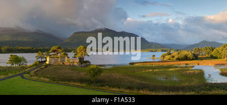 Sunrise over McCarthy Mor Castello lungo il Lough Leane, Parco Nazionale di Killarney, nella contea di Kerry, Irlanda Foto Stock