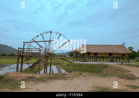 Ottobre 15, 2014 - provincia Loei, Thailandia - bambù ruota di acqua per irrigazione di campi di riso, Loei provincia, Thailandia (credito Immagine: © Andrey Nekrasov/ZUMA filo/ZUMAPRESS.com) Foto Stock