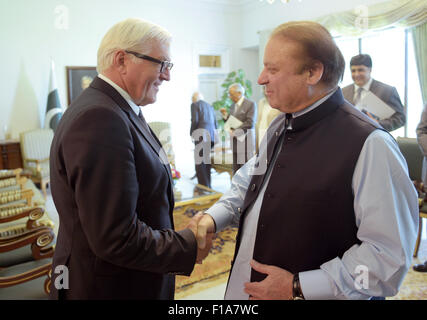 Islamabad, Pakistan. 31 Agosto, 2015. Ministro degli Esteri tedesco Frank-Walter Steinmeier (L, SPD) stringe la mano con il Primo Ministro pakistano Nawaz Sharif a Islamabad, Pakistan, 31 agosto 2015. Steinmeier è su una due giorni di visita alla regione. Foto: Rainer Jensen/dpa/Alamy Live News Foto Stock