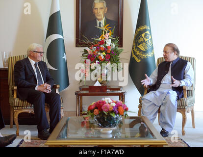 Islamabad, Pakistan. 31 Agosto, 2015. Ministro degli Esteri tedesco Frank-Walter Steinmeier (L, SPD) parla con il Primo Ministro pakistano Nawaz Sharif a Islamabad, Pakistan, 31 agosto 2015. Steinmeier è su una due giorni di visita alla regione. Foto: Rainer Jensen/dpa/Alamy Live News Foto Stock