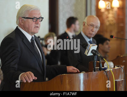 Islamabad, Pakistan. 31 Agosto, 2015. Ministro degli Esteri tedesco Frank-Walter Steinmeier (L, SPD) e Pakistani consulente chiave sulla politica estera Sartaj Aziz parlare durante una conferenza stampa dopo i colloqui a Islamabad, Pakistan, 31 agosto 2015. Steinmeier è su una due giorni di visita alla regione. Foto: Rainer Jensen/dpa/Alamy Live News Foto Stock