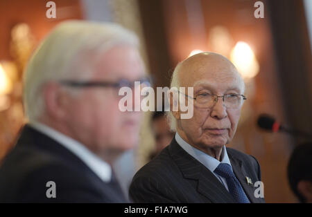 Islamabad, Pakistan. 31 Agosto, 2015. Ministro degli Esteri tedesco Frank-Walter Steinmeier (L, SPD) e Pakistani consulente chiave sulla politica estera Sartaj Aziz parlare durante una conferenza stampa dopo i colloqui a Islamabad, Pakistan, 31 agosto 2015. Steinmeier è su una due giorni di visita alla regione. Foto: Rainer Jensen/dpa/Alamy Live News Foto Stock