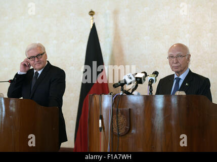 Islamabad, Pakistan. 31 Agosto, 2015. Ministro degli Esteri tedesco Frank-Walter Steinmeier (L, SPD) e Pakistani consulente chiave sulla politica estera Sartaj Aziz parlare durante una conferenza stampa dopo i colloqui a Islamabad, Pakistan, 31 agosto 2015. Steinmeier è su una due giorni di visita alla regione. Foto: Rainer Jensen/dpa/Alamy Live News Foto Stock