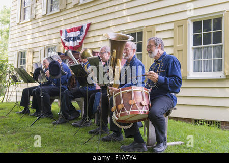 Old Bethpage, New York, Stati Uniti d'America. Il 30 agosto, 2015. Il vecchio villaggio di Bethpage Brass Band esegue un concerto dietro il Mezzogiorno Inn durante il vecchio tempo musica Weekend a Old Westbury Villaggio Risanamento di Long Island. La musica popolare del periodo della guerra civile è stata eseguita. Credito: Ann Parry/ZUMA filo/Alamy Live News Foto Stock