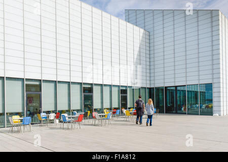 Le persone che entrano nel Turner galleria contemporaneo in Margate, Kent. Foto Stock