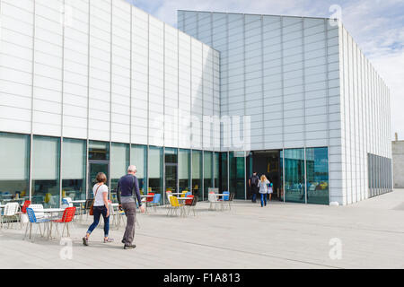 Le persone che entrano nel Turner galleria contemporaneo in Margate, Kent. Foto Stock