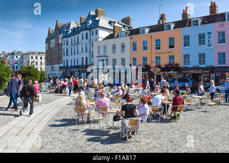 Le persone che si godono il sole estivo come rilassarsi in Margate, Kent. Foto Stock
