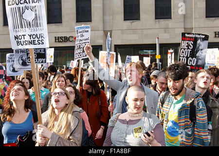 Manifestanti marzo passato il Parlamento per protestare contro l aumento tasse universitarie. Foto Stock