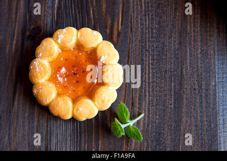 Biscotti Freschi con gelatine di frutta oltre rustico sfondo di legno vicino fino Foto Stock