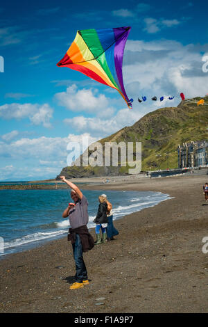 Aberystwyth, Wales, Regno Unito. Il 31 agosto, 2015. Regno Unito Meteo : un uomo godendo di volare un aquilone al sole su una ventilata ma calda e soleggiata lunedì festivo sulla spiaggia in riva al mare in Aberystwyth, sulla West Wales coast UK Photo credit: Keith Morris / Alamy Live News Foto Stock