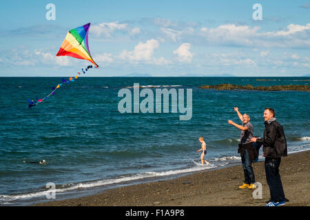 Aberystwyth, Wales, Regno Unito. Il 31 agosto, 2015. Regno Unito Meteo : un uomo godendo di volare un aquilone al sole su una ventilata ma calda e soleggiata lunedì festivo sulla spiaggia in riva al mare in Aberystwyth, sulla West Wales coast UK Photo credit: Keith Morris / Alamy Live News Foto Stock