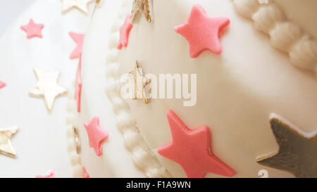 Torta di compleanno decorata con stelle di zucchero. Foto Stock