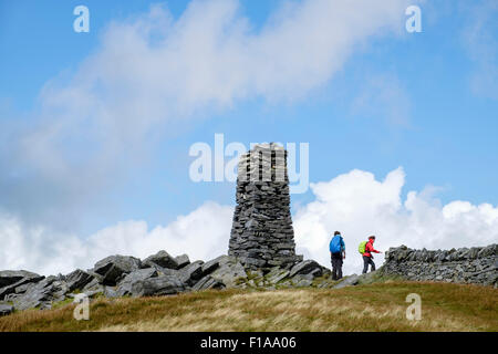 Due escursionisti femmina dall'Obelisco su Mynydd Tal-y-mignedd montagna sulla cresta Nantlle nelle montagne di Snowdonia, Galles del Nord, Regno Unito Foto Stock