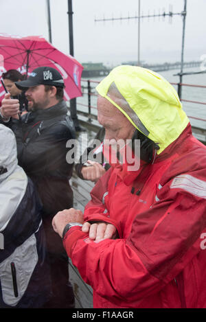 Southend-on-Sea, Regno Unito. 31 Agosto, 2015. Il Sir Robin Knox-Johnson a Southend Pierhead controlla il conto alla rovescia per avvio di The Clipper Round the World Race start della prima tappa del loro 40.000 miglia, 11 mese gara. Credito: Terence Mendoza/Alamy Live News Foto Stock