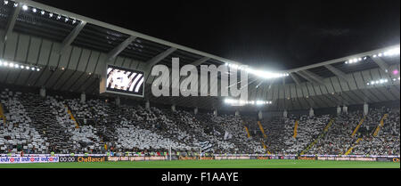 Udine, Italia. Il 30 agosto, 2015. Vista generale del nuovo Stadio Friuli durante l'italiano di Serie A TIM partita di calcio tra Udinese e Palermo a Friuli Stadium il 30 agosto 2015. Il nuovo stadio non ha più barriere tra i tifosi e il campo. photo Simone Ferraro / Alamy Live News Foto Stock