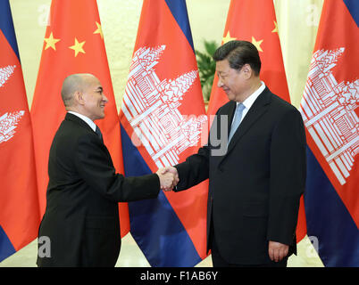 Pechino, Cina. 31 Agosto, 2015. Il presidente cinese Xi Jinping (R) soddisfa con cambogiano re Norodom Sihamoni presso la Grande Sala del Popolo di Pechino, capitale della Cina, 31 Agosto, 2015. © Pang Xinglei/Xinhua/Alamy Live News Foto Stock