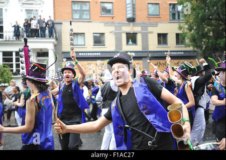 2015. Il carnevale di Notting Hill su una pioggia lunedì festivo Foto Stock