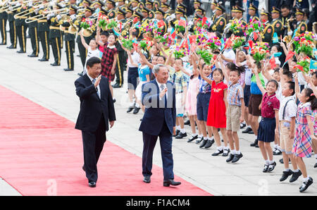 Pechino, Cina. 31 Agosto, 2015. Il presidente cinese Xi Jinping (L, anteriore) detiene una cerimonia di benvenuto per il presidente kazako Nursultan Nazarbayev prima i colloqui presso la Grande Sala del Popolo di Pechino, capitale della Cina, 31 Agosto, 2015. Credito: Huang Jingwen/Xinhua/Alamy Live News Foto Stock