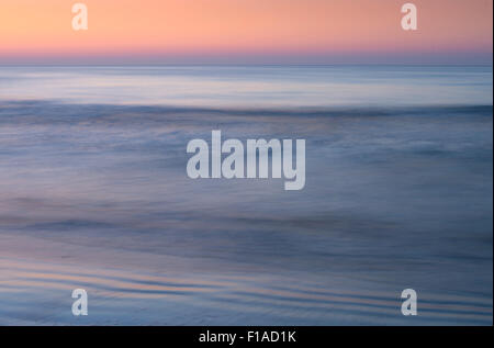 Ocean in Motion di Sunrise Foto Stock