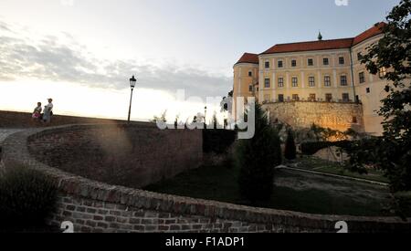 Mikulov, Repubblica Ceca. 28 Agosto, 2015. Il Mikulov Chateau e il giardino di Mikulov, Repubblica ceca, 28 agosto 2015. © Igor Zehl/CTK foto/Alamy Live News Foto Stock