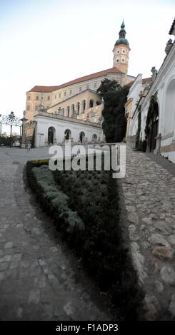 Mikulov, Repubblica Ceca. 28 Agosto, 2015. Il Mikulov Chateau e il giardino di Mikulov, Repubblica ceca, 28 agosto 2015. © Igor Zehl/CTK foto/Alamy Live News Foto Stock