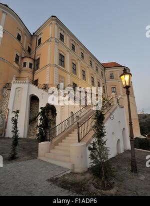 Mikulov, Repubblica Ceca. 28 Agosto, 2015. Il Mikulov Chateau e il giardino di Mikulov, Repubblica ceca, 28 agosto 2015. © Igor Zehl/CTK foto/Alamy Live News Foto Stock