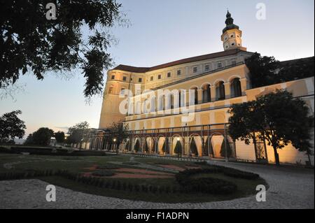 Mikulov, Repubblica Ceca. 28 Agosto, 2015. Il Mikulov Chateau e il giardino di Mikulov, Repubblica ceca, 28 agosto 2015. © Igor Zehl/CTK foto/Alamy Live News Foto Stock