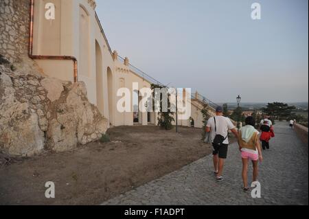 Mikulov, Repubblica Ceca. 28 Agosto, 2015. Il Mikulov Chateau e il giardino di Mikulov, Repubblica ceca, 28 agosto 2015. © Igor Zehl/CTK foto/Alamy Live News Foto Stock