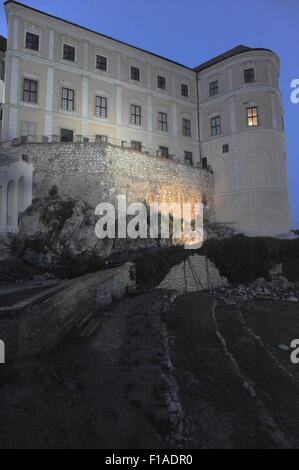 Mikulov, Repubblica Ceca. 28 Agosto, 2015. Il Mikulov Chateau e il giardino di Mikulov, Repubblica ceca, 28 agosto 2015. © Igor Zehl/CTK foto/Alamy Live News Foto Stock