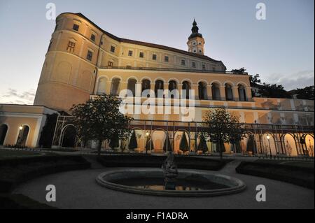 Mikulov, Repubblica Ceca. 28 Agosto, 2015. Il Mikulov Chateau e il giardino di Mikulov, Repubblica ceca, 28 agosto 2015. © Igor Zehl/CTK foto/Alamy Live News Foto Stock