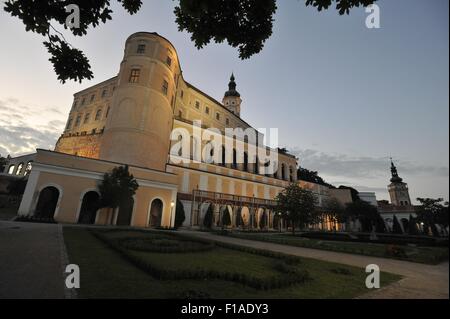 Mikulov, Repubblica Ceca. 28 Agosto, 2015. Il Mikulov Chateau e il giardino di Mikulov, Repubblica ceca, 28 agosto 2015. © Igor Zehl/CTK foto/Alamy Live News Foto Stock