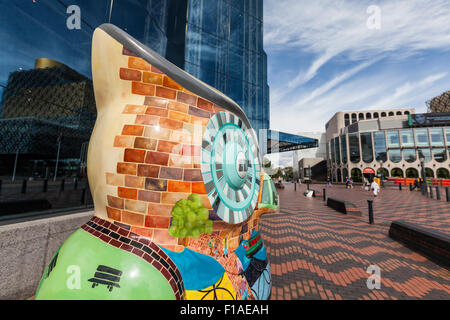 La scultura "Welcome to Birmingham" Owl al di fuori della Symphony Hall in Centenary Square, parte del Big Hoot Birmingham 2015, Inghilterra Foto Stock